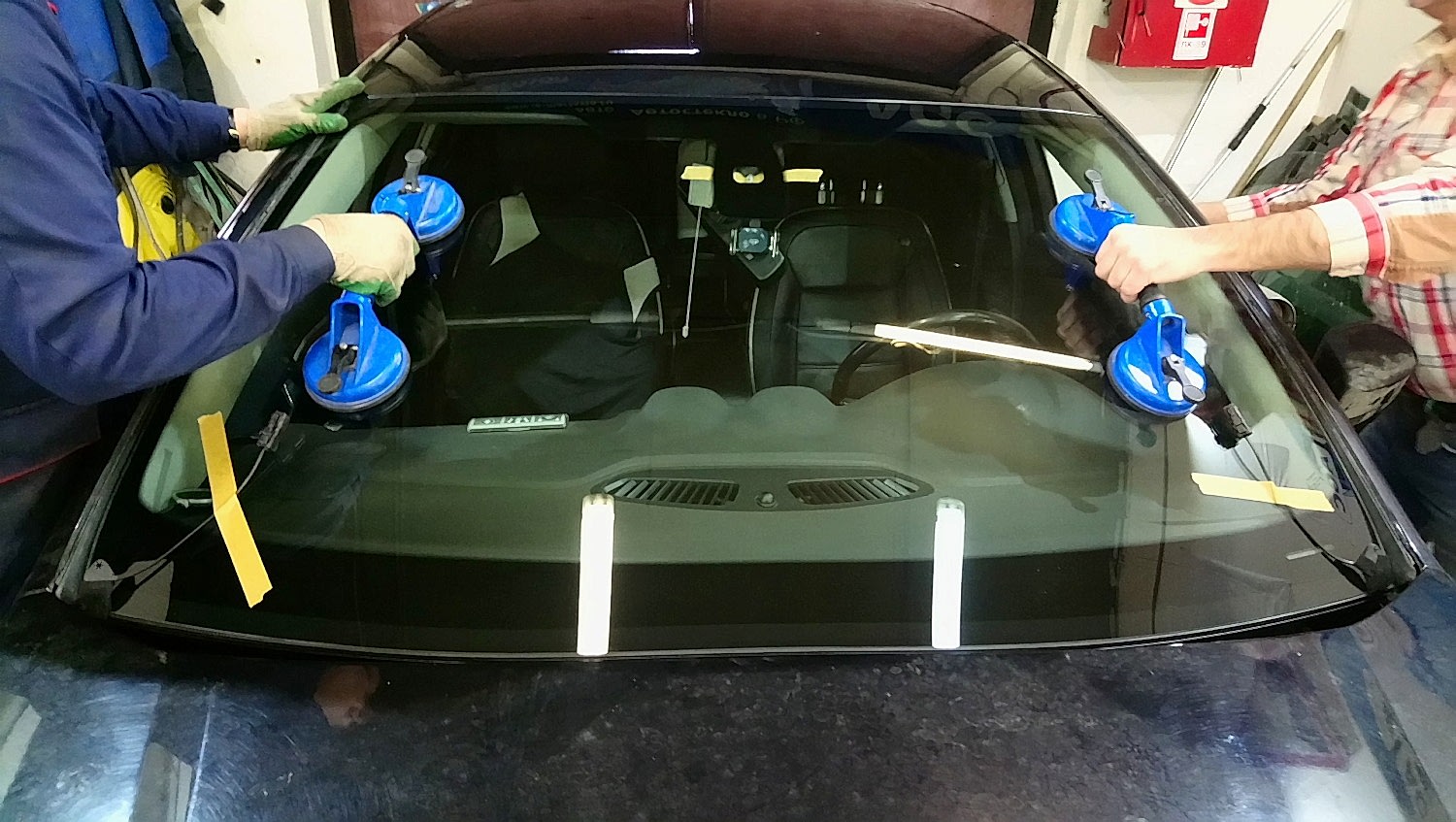 Замена и вклейка лобового стекла Замена и вклейка лобового стекла